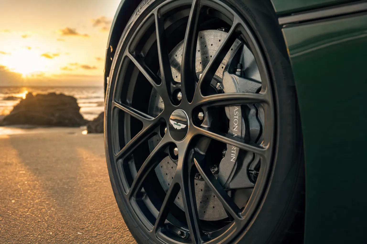 Dettaglio cerchio e pinza freno della Aston Martin DB12