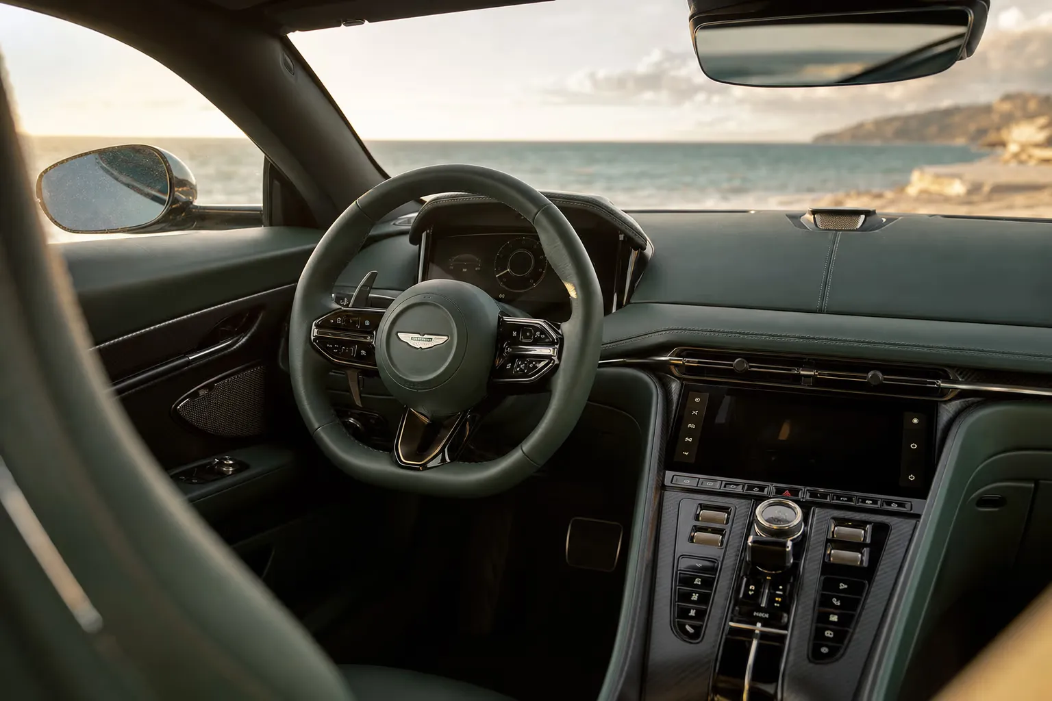 Interni di Aston Martin DB12 – noleggio in Sardegna