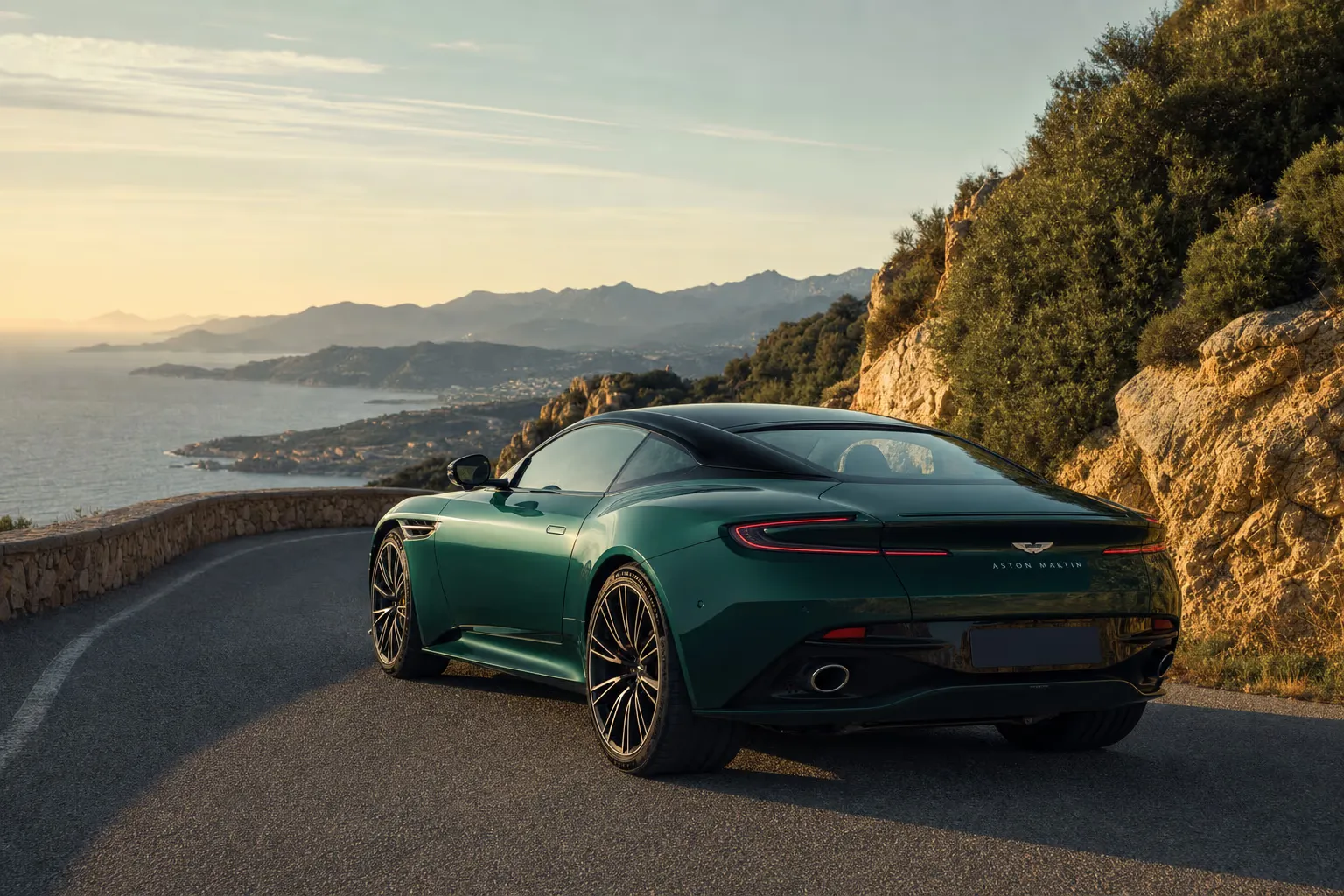Aston Martin DB12 su strada costiera in Sardegna