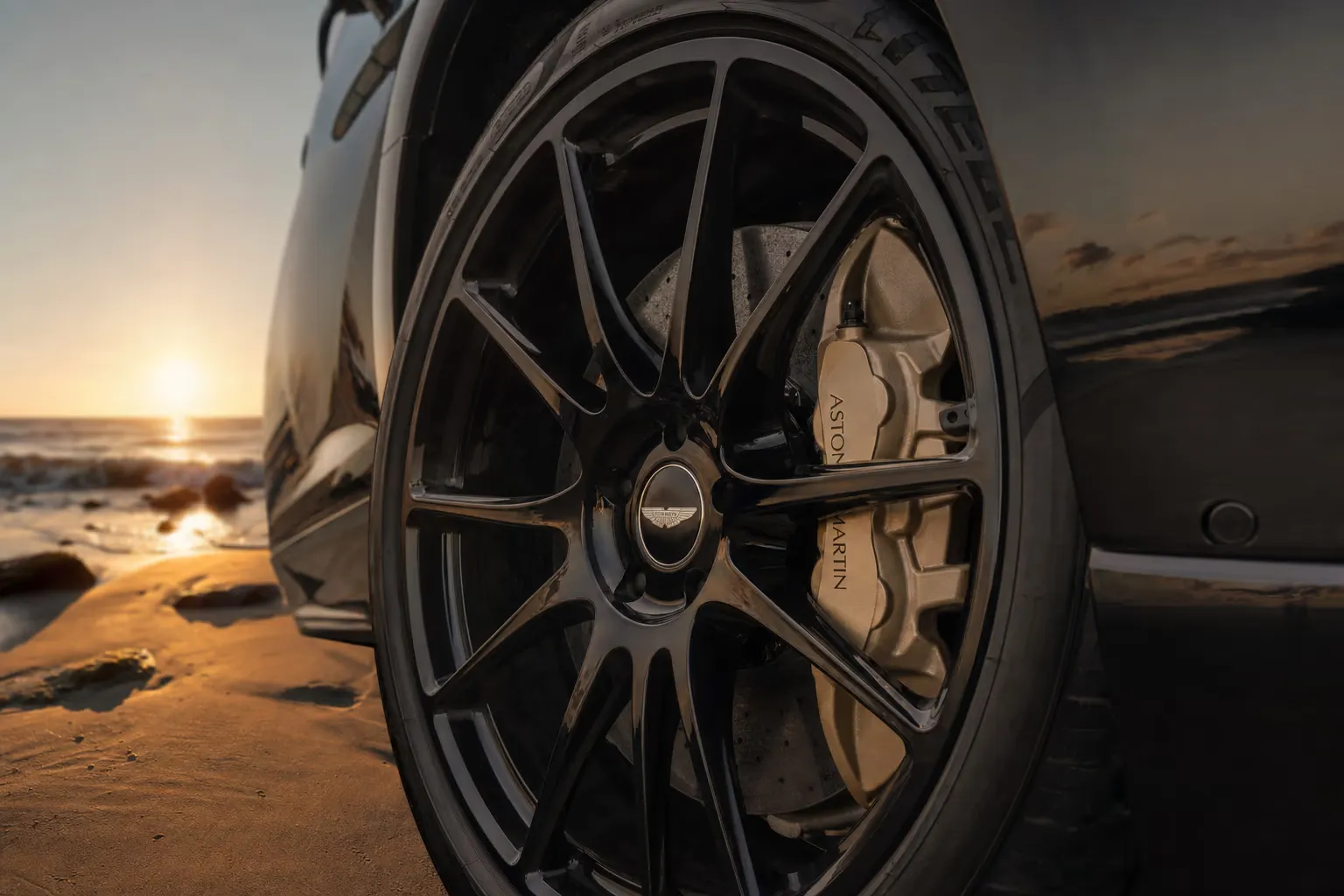 Dettaglio cerchio e pinza freno della Aston Martin DBX