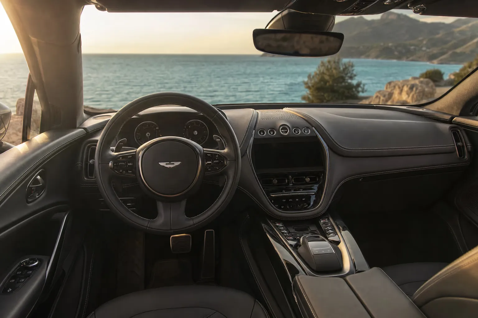 Interni di Aston Martin DBX – noleggio in Sardegna