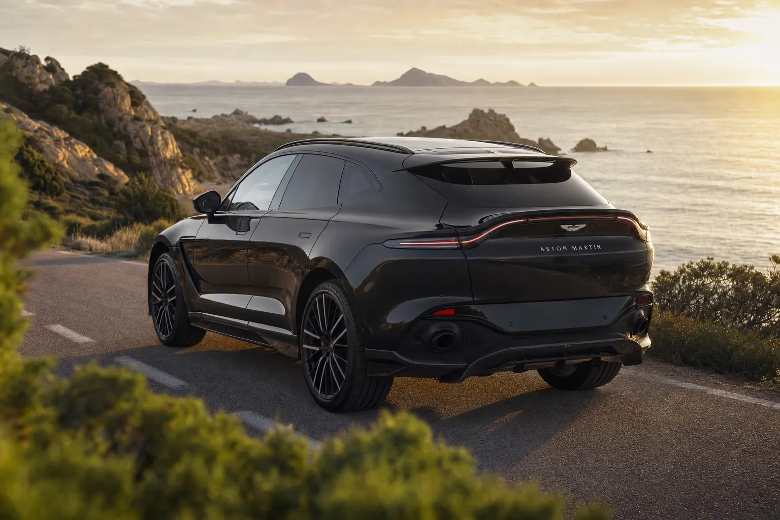 Aston Martin DBX su strada costiera in Sardegna