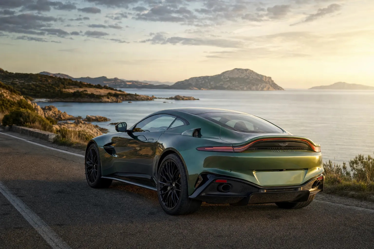 Aston Martin Vantage su strada costiera in Sardegna