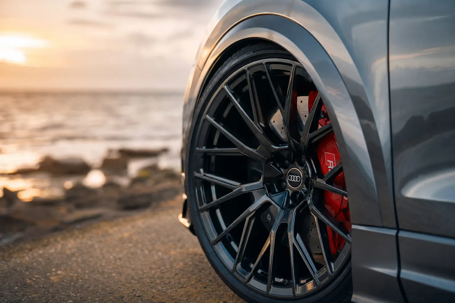 Dettaglio cerchio e pinza freno della Audi RS Q8 Performance