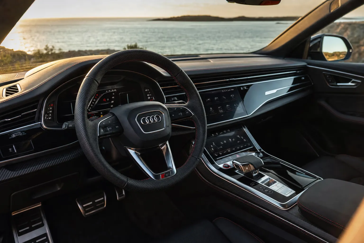 Interni di Audi RS Q8 Performance – noleggio in Sardegna