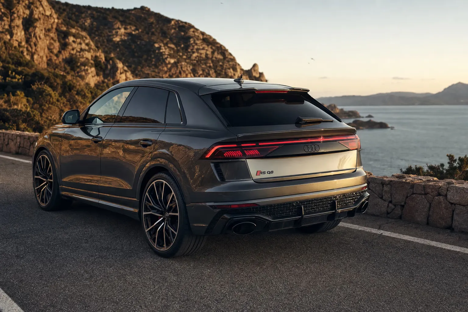 Audi RS Q8 Performance su strada costiera in Sardegna