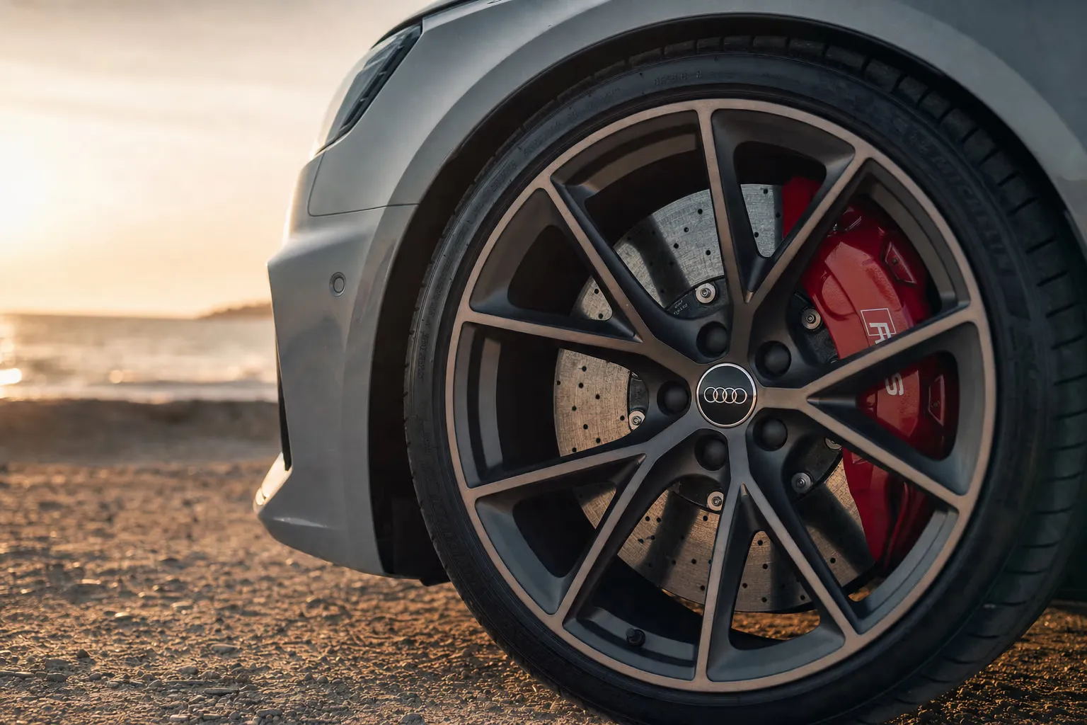 Dettaglio cerchio e pinza freno della Audi RS4 Avant