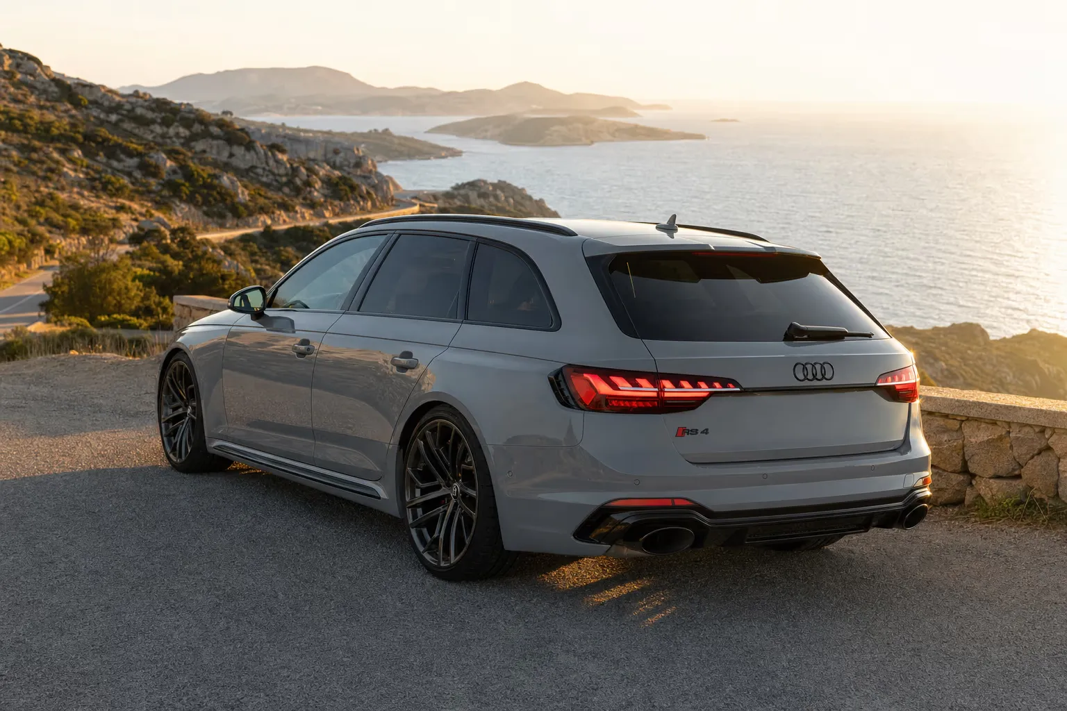 Audi RS4 Avant su strada costiera in Sardegna