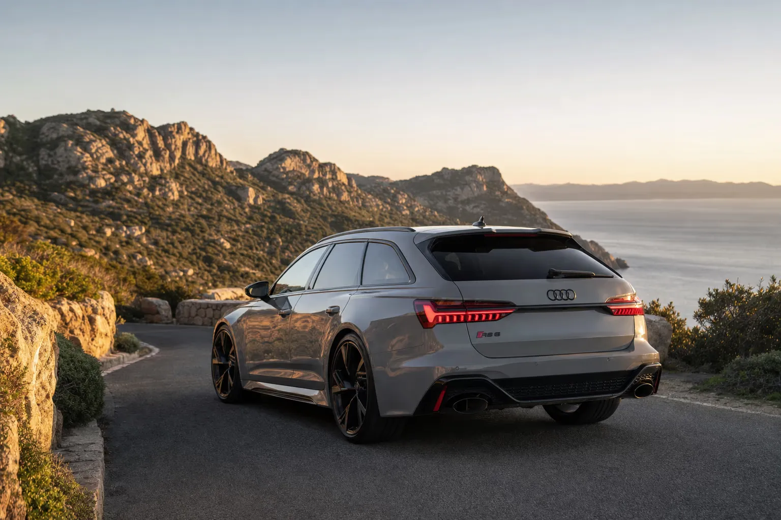 Audi RS6 Avant Performance su strada costiera in Sardegna