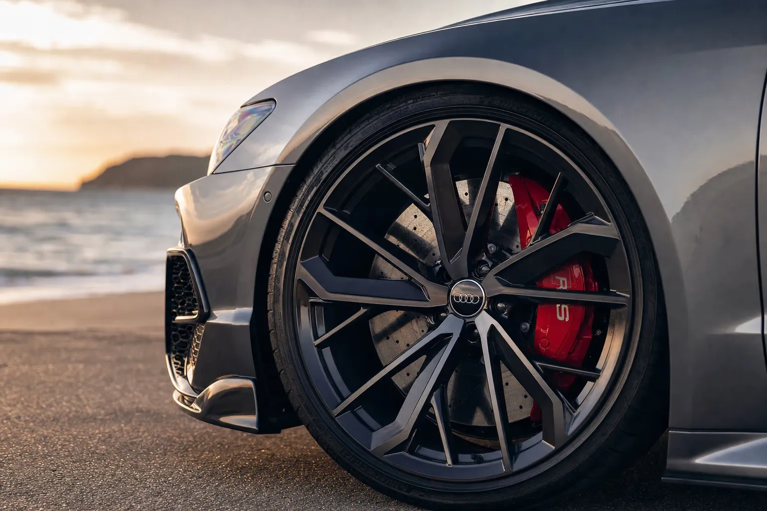 Dettaglio cerchio e pinza freno della Audi RS7 Performance