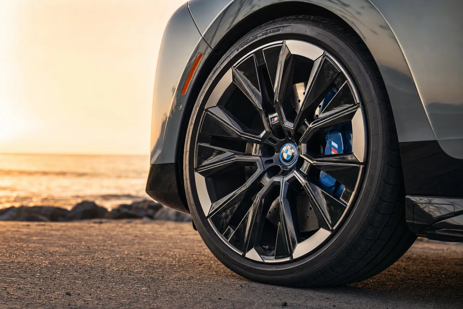 Dettaglio cerchio e pinza freno della BMW i7 M70