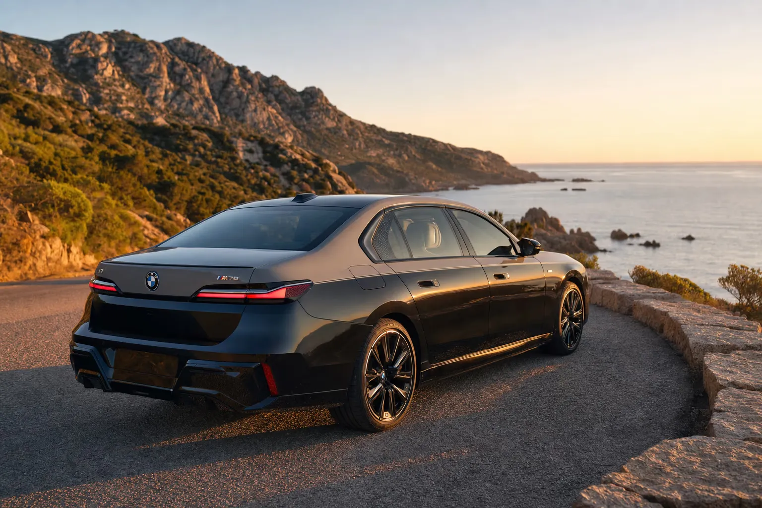 BMW i7 M70 su strada costiera in Sardegna