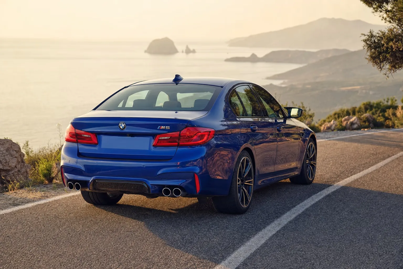 BMW M5 su strada costiera in Sardegna