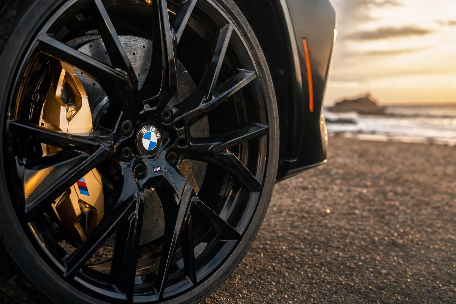Dettaglio cerchio e pinza freno della BMW X5 M Competition