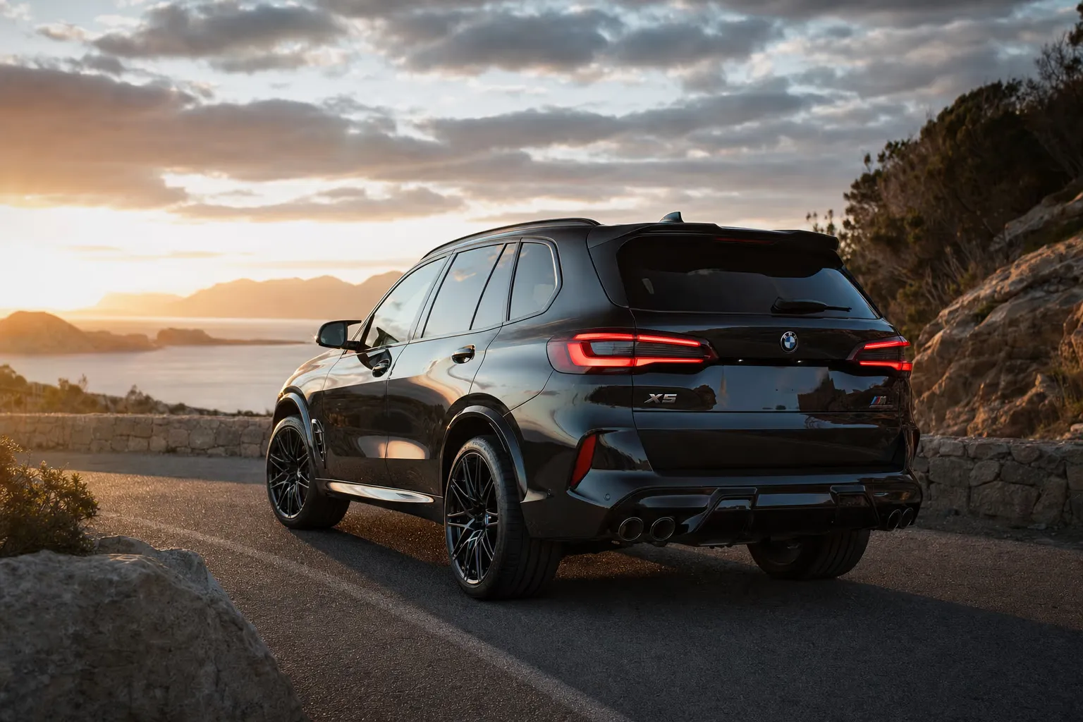 BMW X5 M Competition su strada costiera in Sardegna