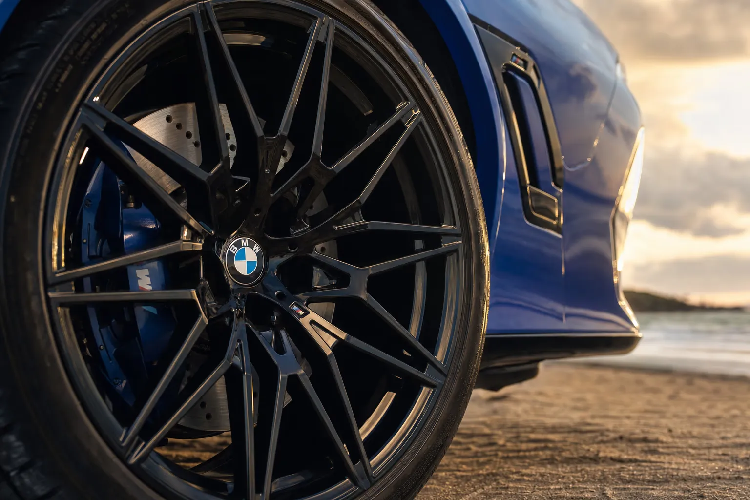 Dettaglio cerchio e pinza freno della BMW X6 M Competition