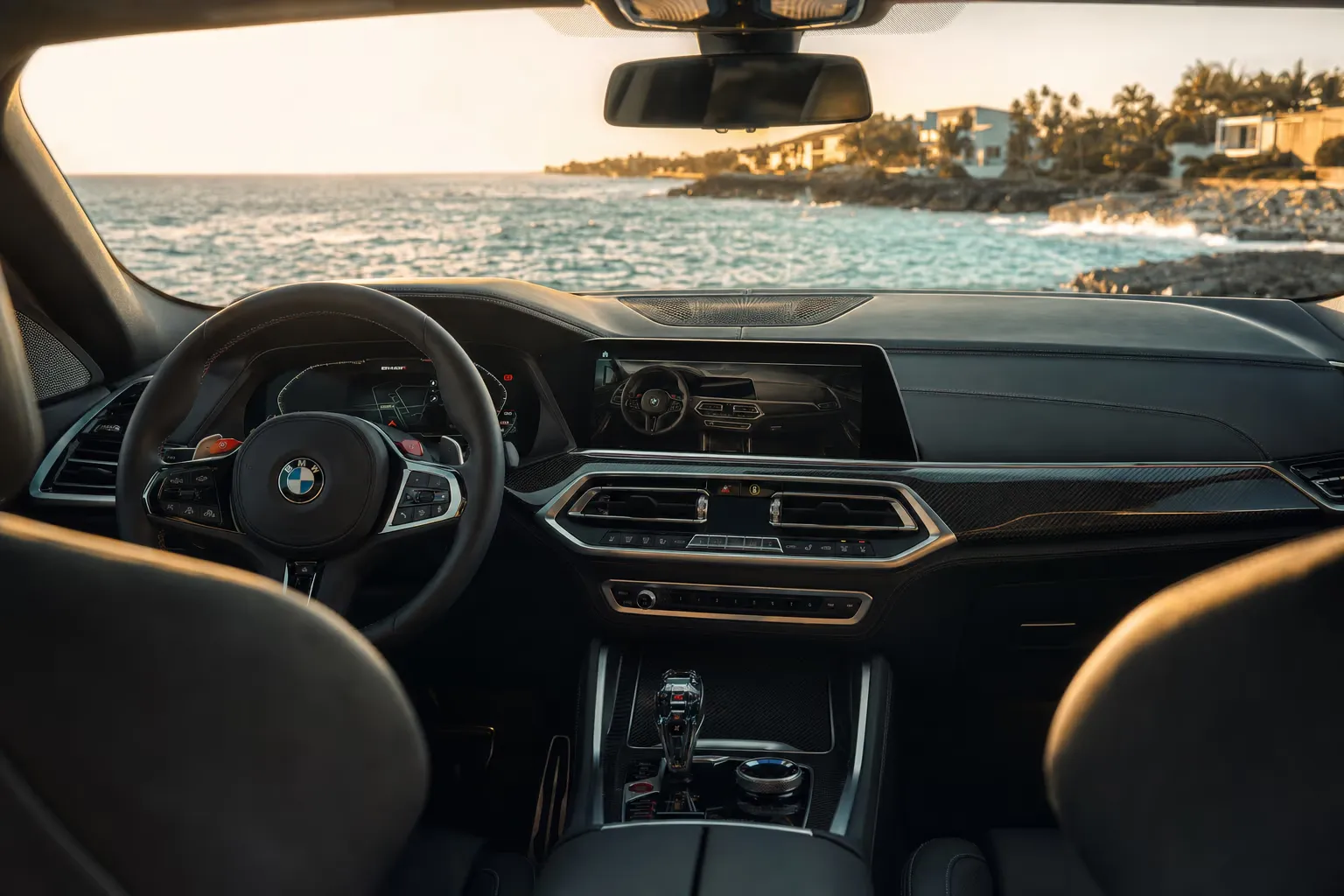 Interni di BMW X6 M Competition – noleggio in Sardegna