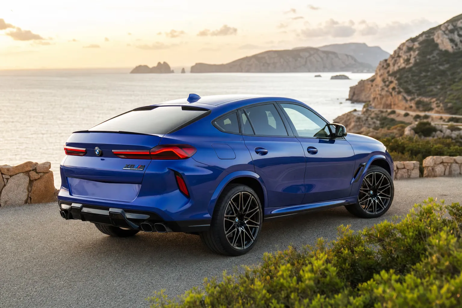 BMW X6 M Competition su strada costiera in Sardegna