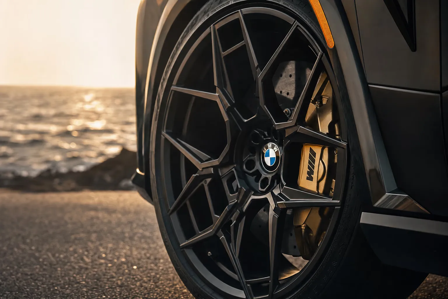 Dettaglio cerchio e pinza freno della BMW XM