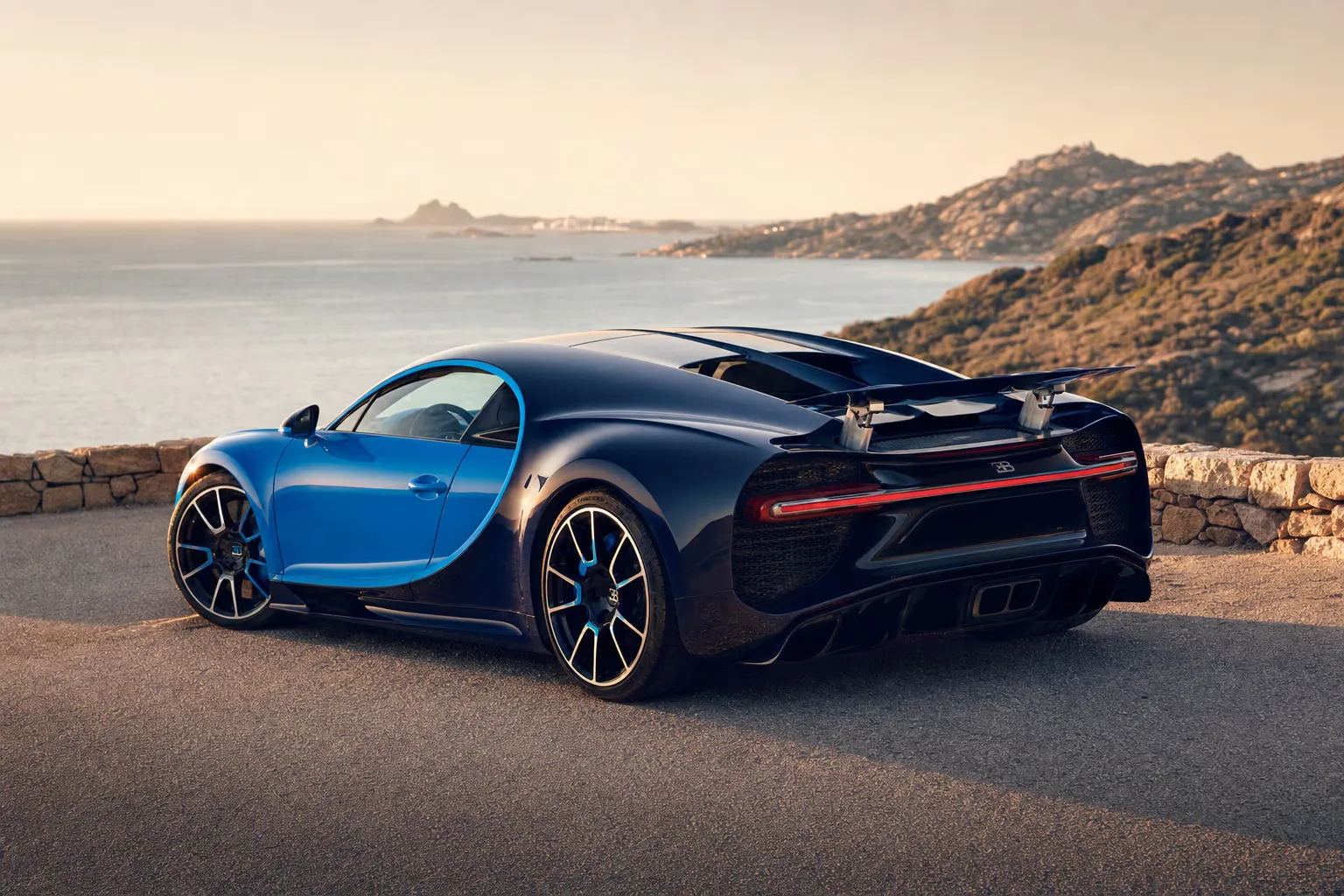 Bugatti Chiron su strada costiera in Sardegna