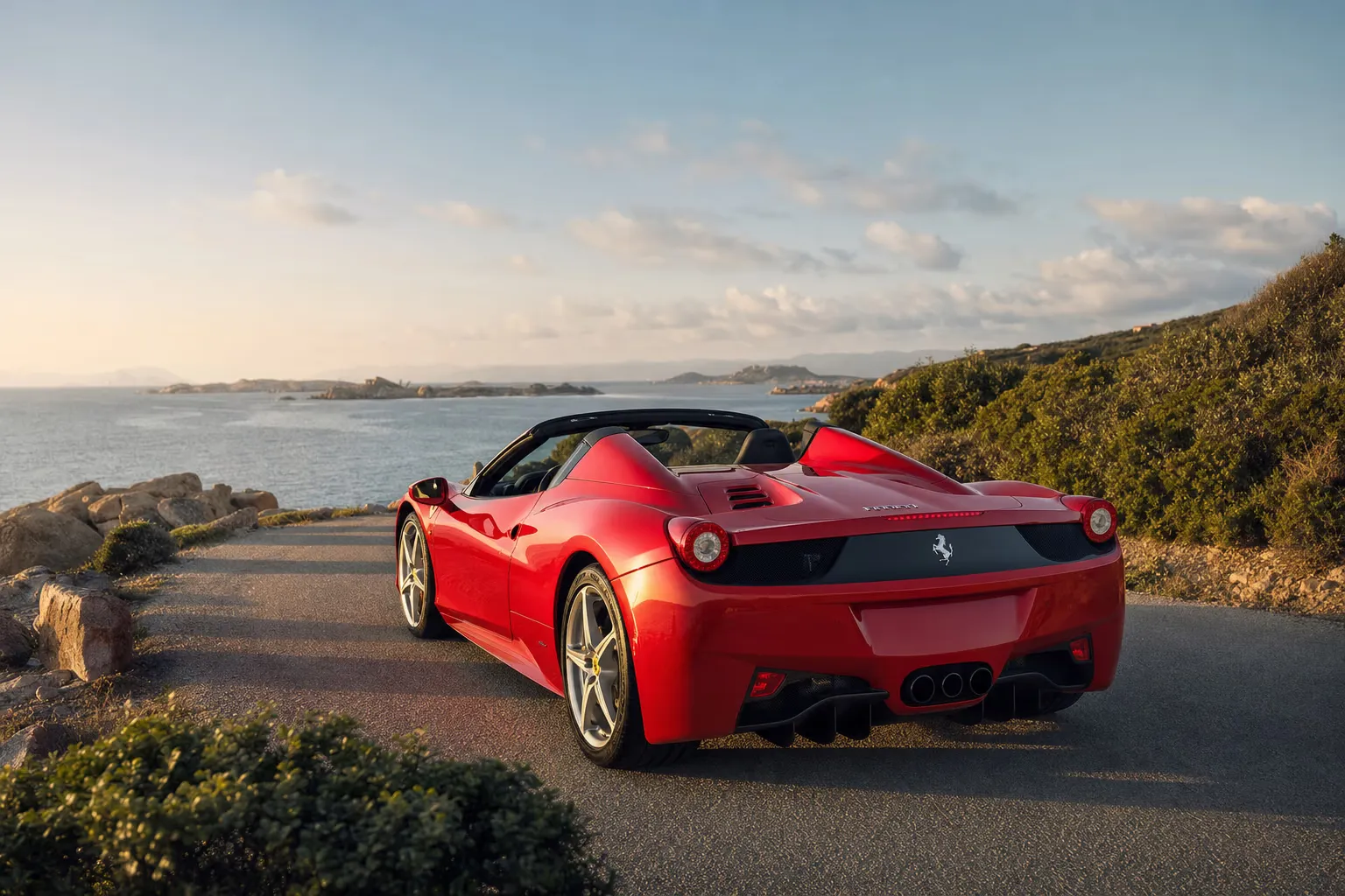 Ferrari 458 Spider su strada costiera in Sardegna
