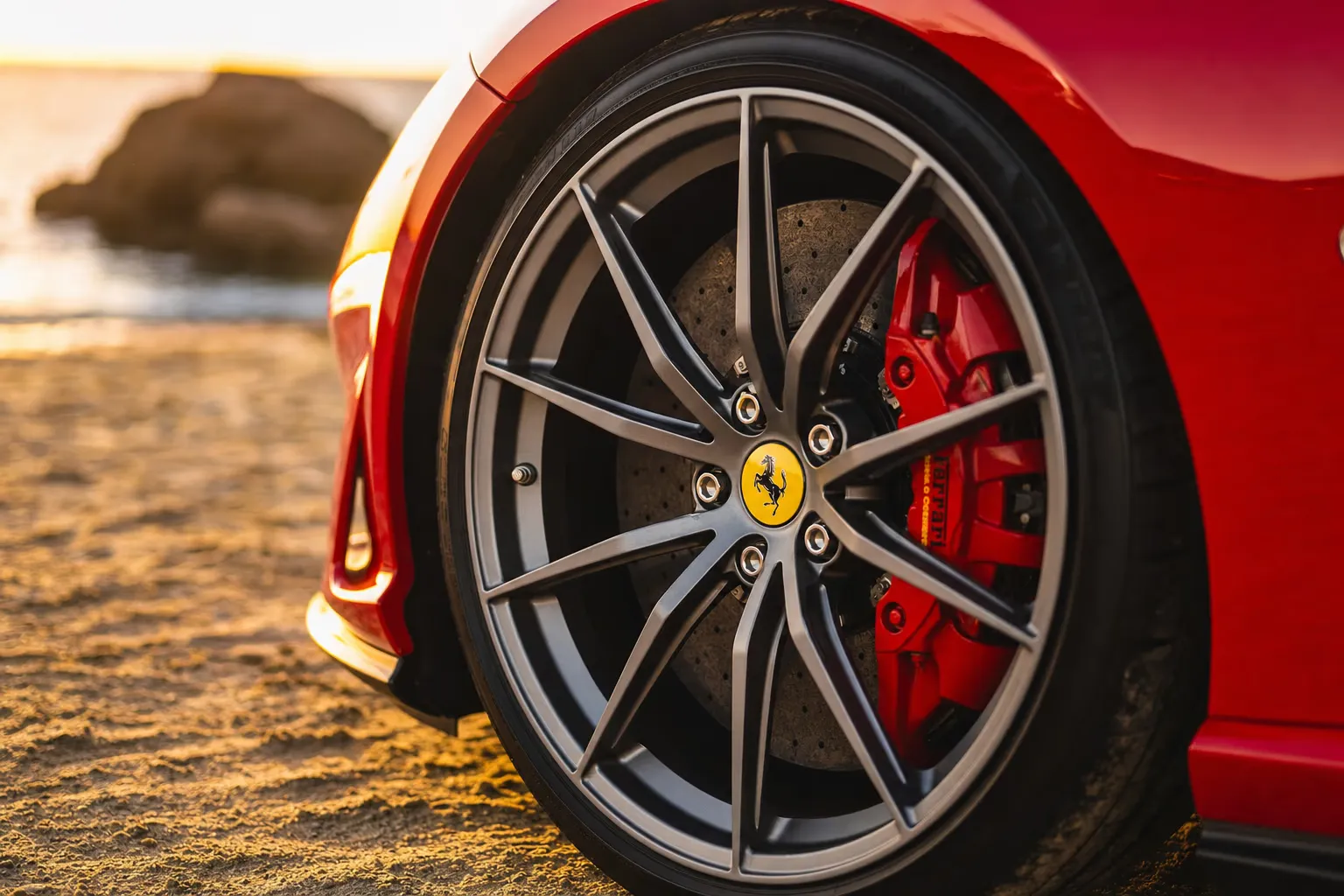 Dettaglio cerchio e pinza freno della Ferrari 812 Superfast