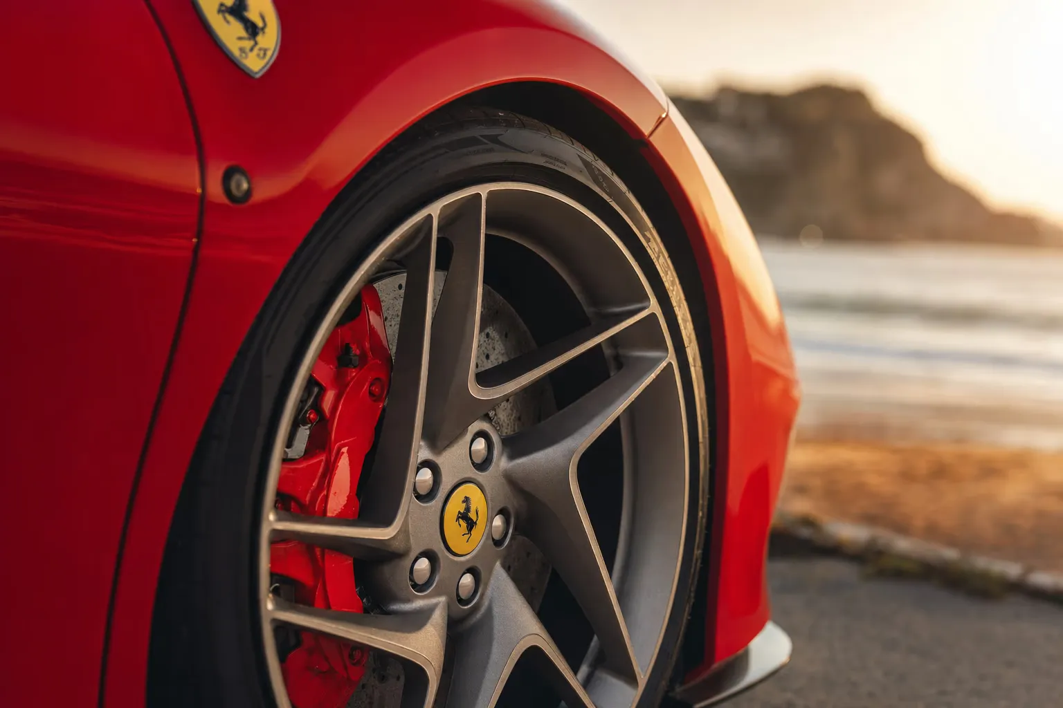 Dettaglio cerchio e pinza freno della Ferrari F8 Tributo