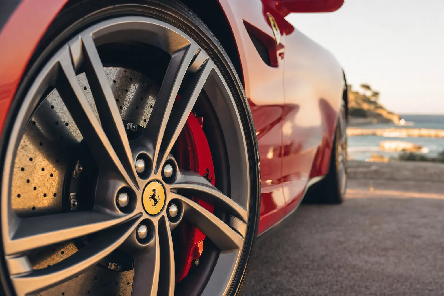 Dettaglio cerchio e pinza freno della Ferrari Portofino M