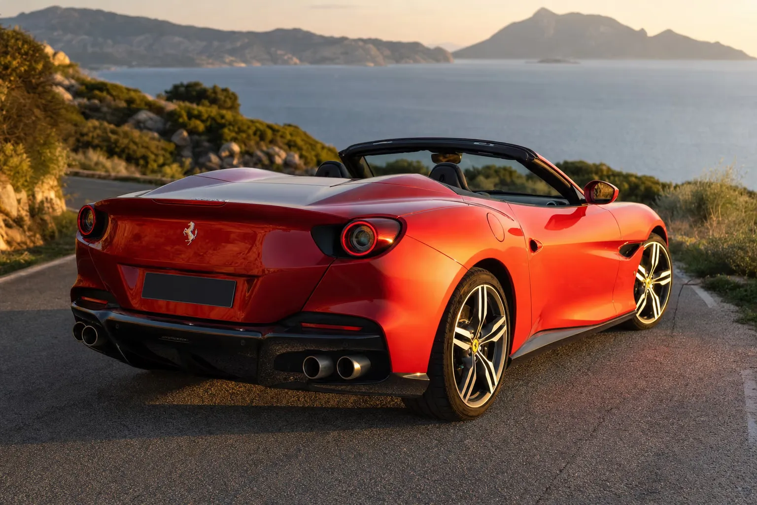 Ferrari Portofino M su strada costiera in Sardegna