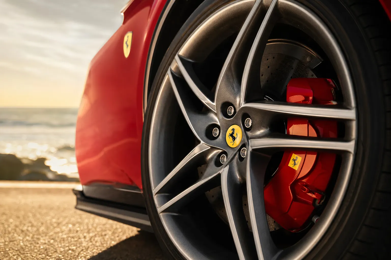 Dettaglio cerchio e pinza freno della Ferrari Purosangue