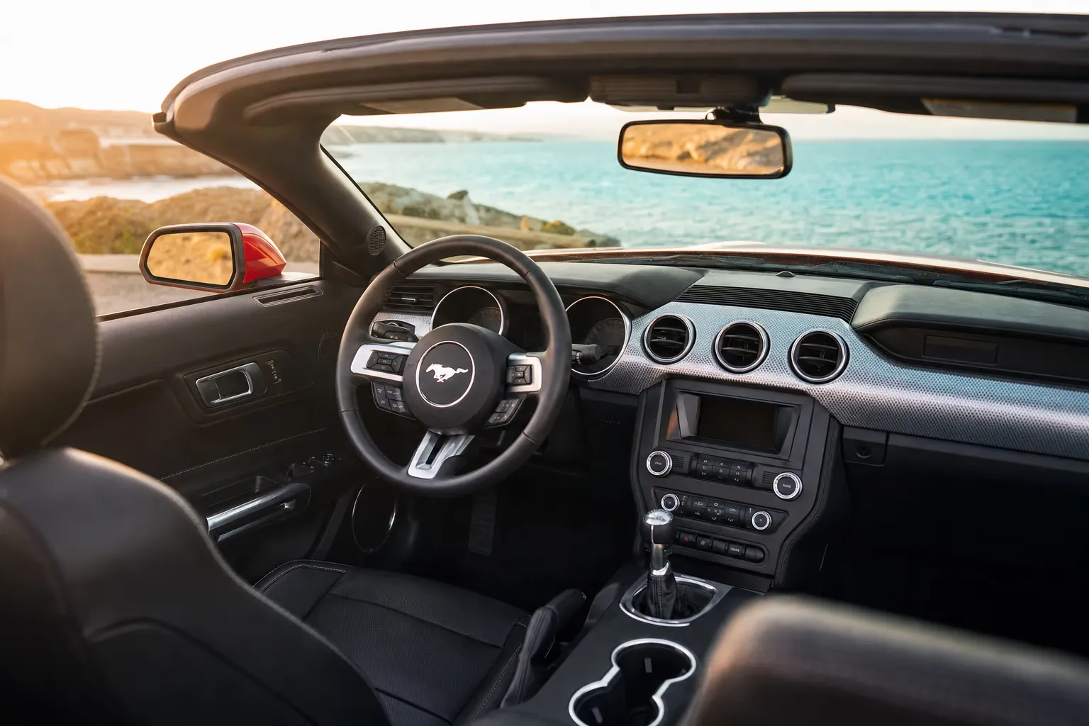 Interni di Ford Mustang GT Convertible – noleggio in Sardegna