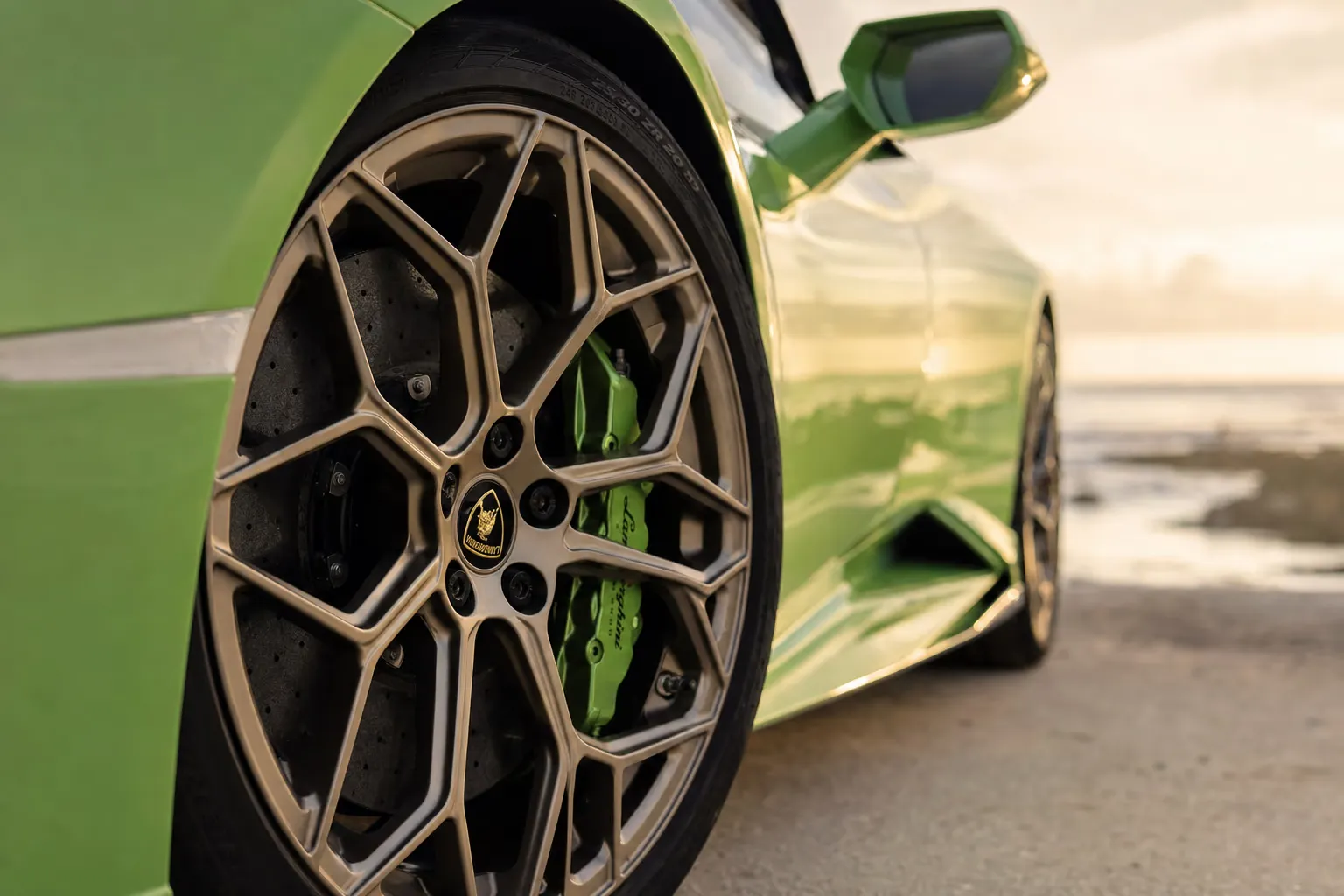 Wheel and brake caliper detail of the Lamborghini Huracán