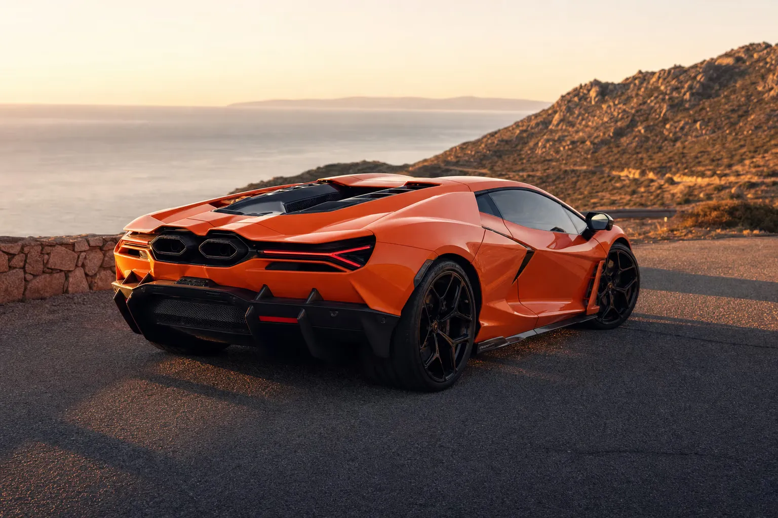 Lamborghini Revuelto su strada costiera in Sardegna