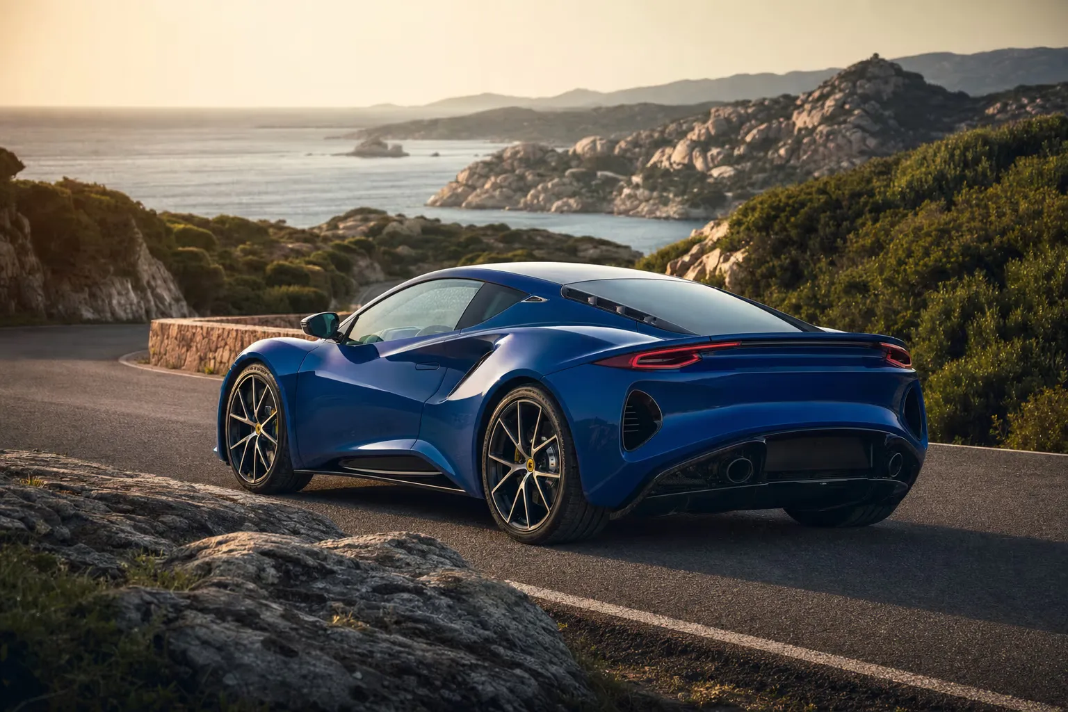 Lotus Emira su strada costiera in Sardegna