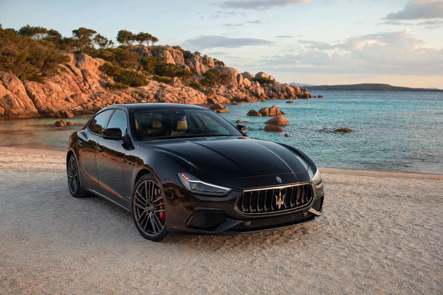 Noleggio Maserati Ghibli Trofeo in Sardegna – LSM Car Luxury