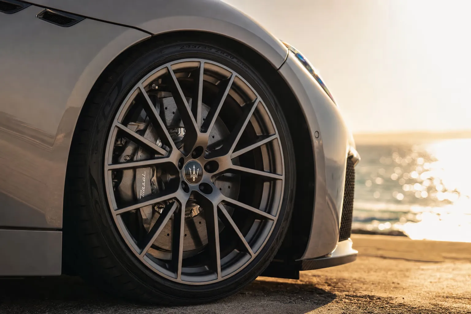 Wheel and brake caliper detail of the Maserati GranCabrio Trofeo