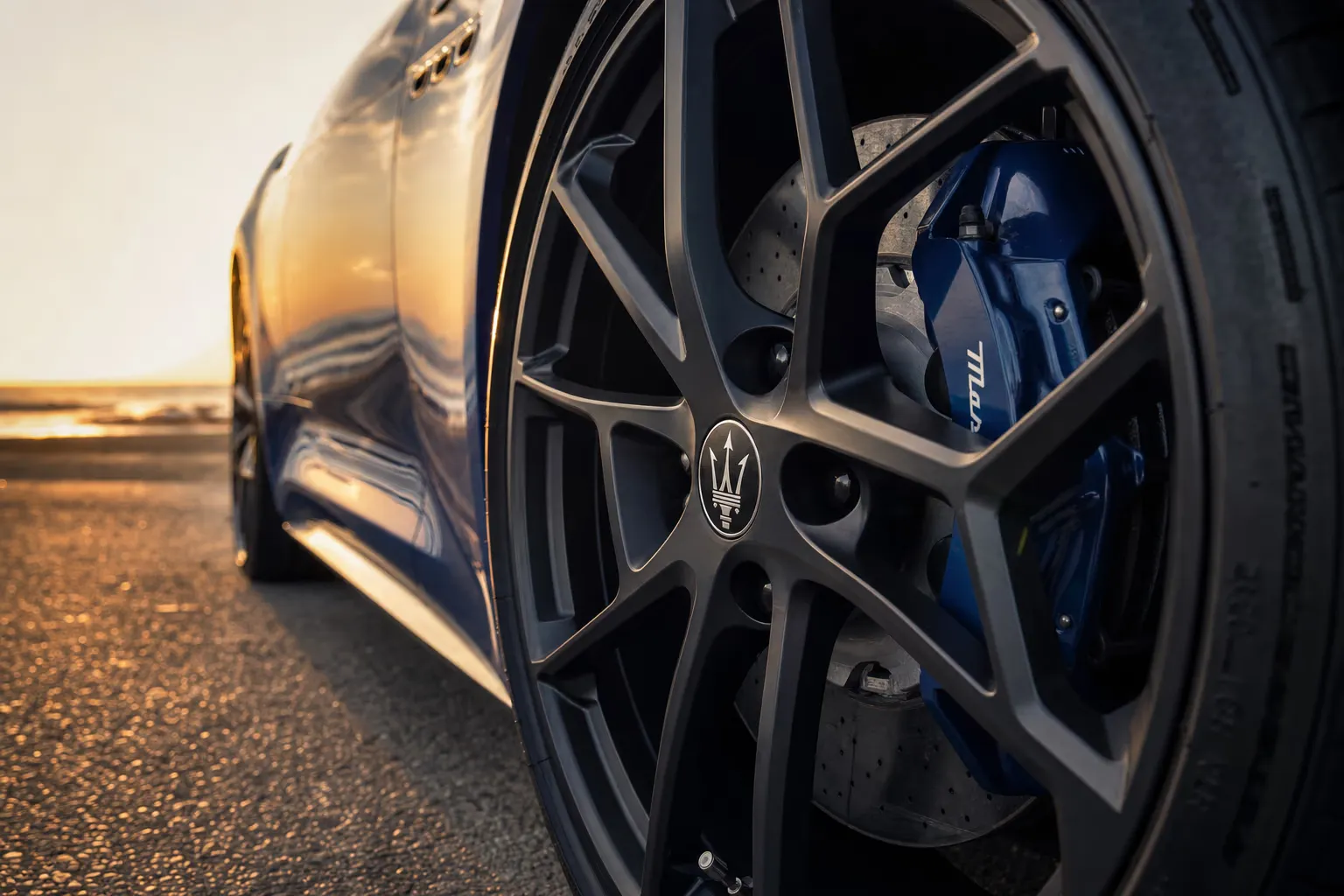 Wheel and brake caliper detail of the Maserati GranTurismo Trofeo