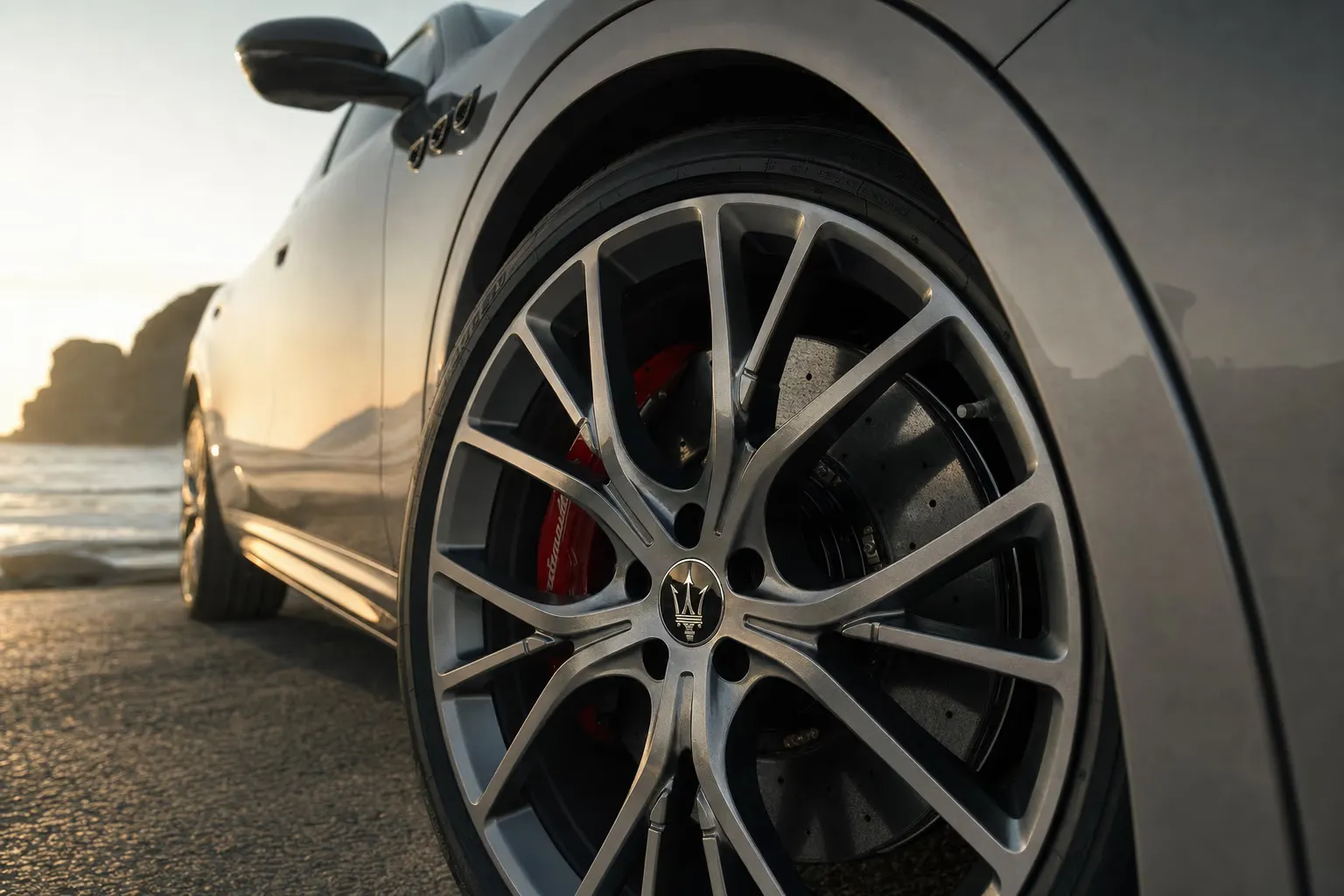 Wheel and brake caliper detail of the Maserati Grecale Trofeo