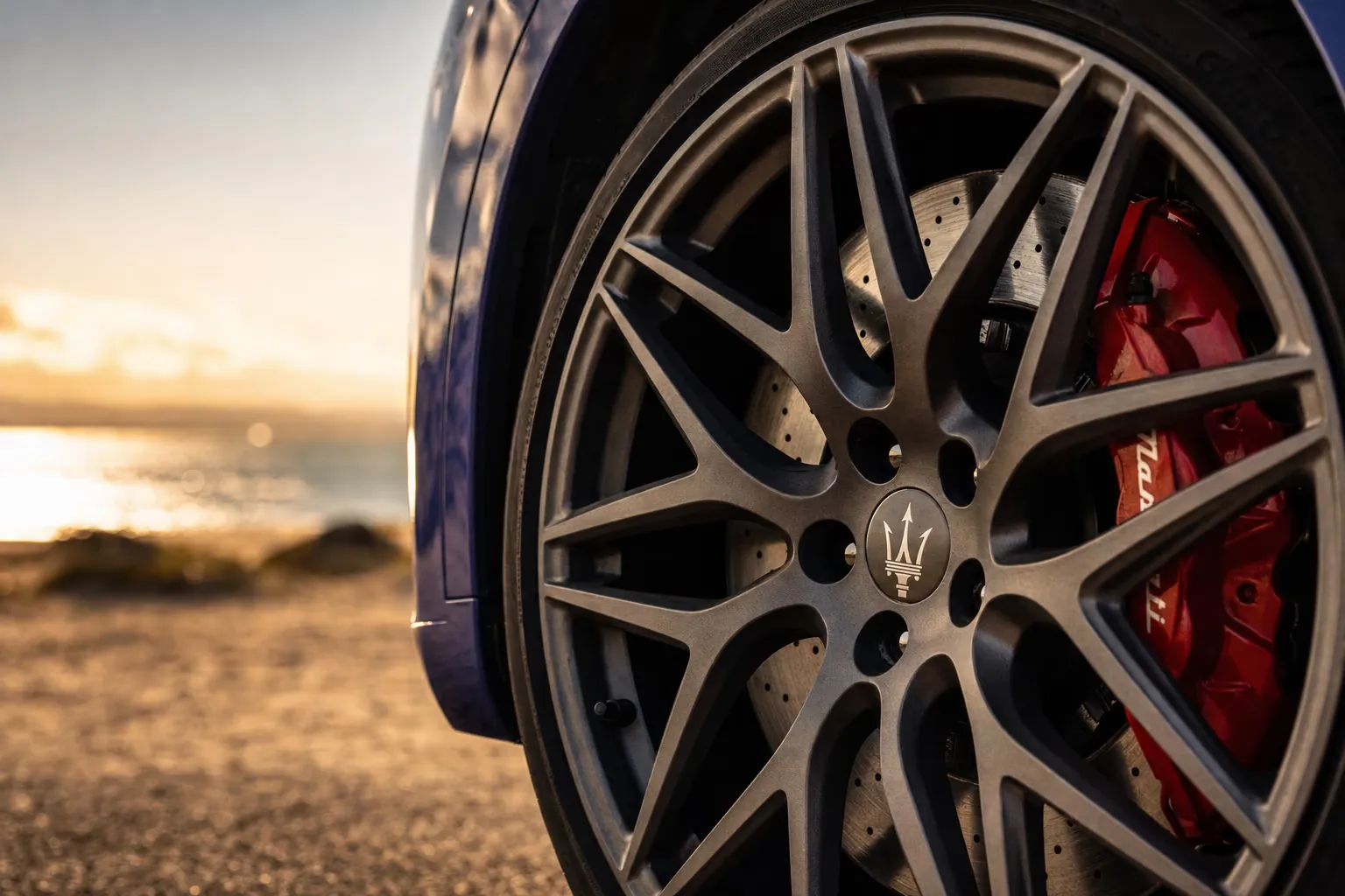 Dettaglio cerchio e pinza freno della Maserati Levante Trofeo