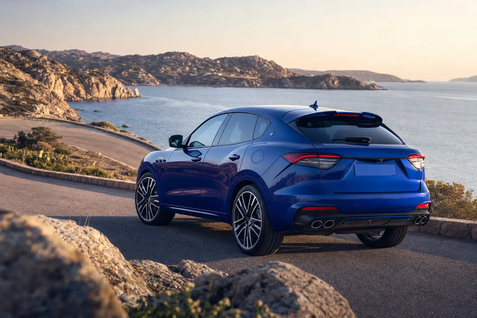 Maserati Levante Trofeo su strada costiera in Sardegna