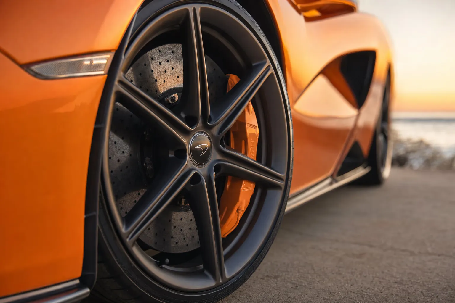 Dettaglio cerchio e pinza freno della McLaren 570S Spider