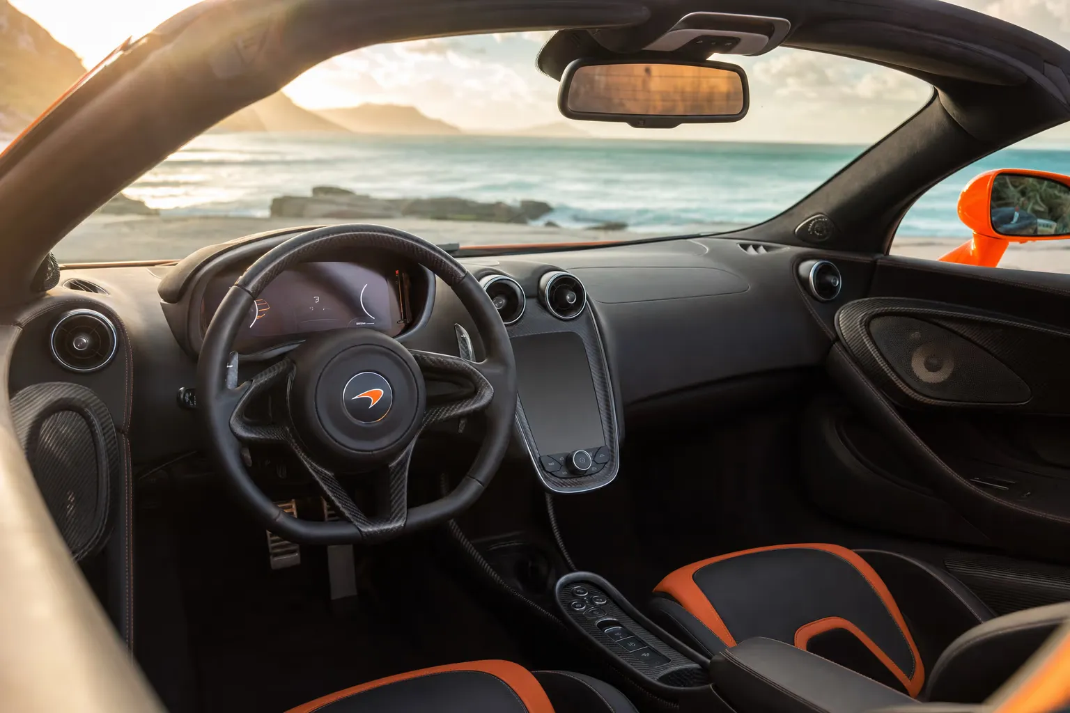 Interni di McLaren 570S Spider – noleggio in Sardegna