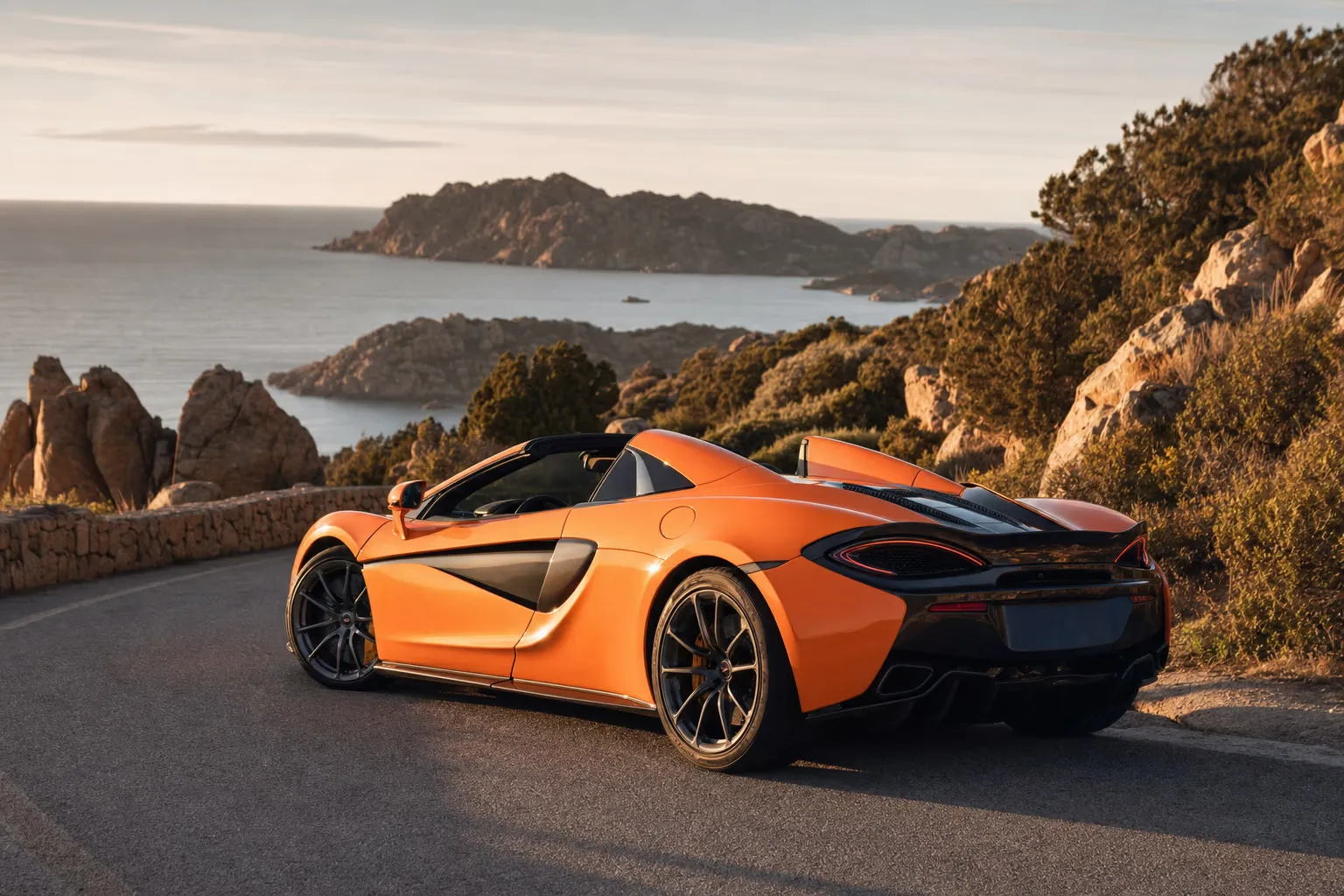 McLaren 570S Spider su strada costiera in Sardegna