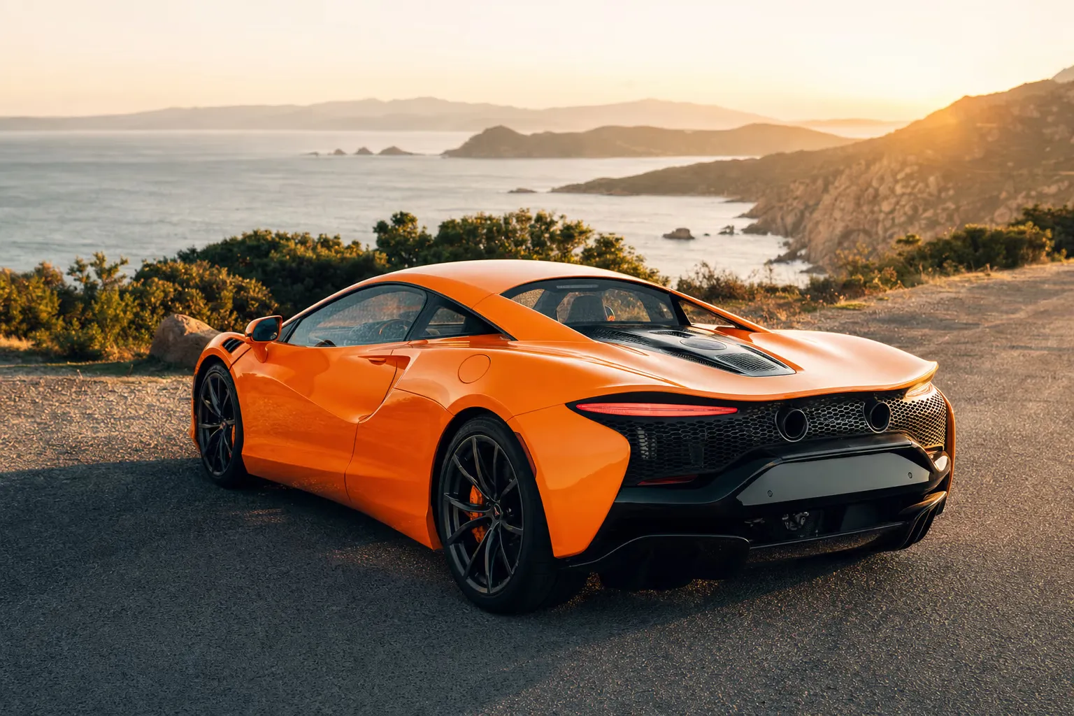 McLaren Artura su strada costiera in Sardegna