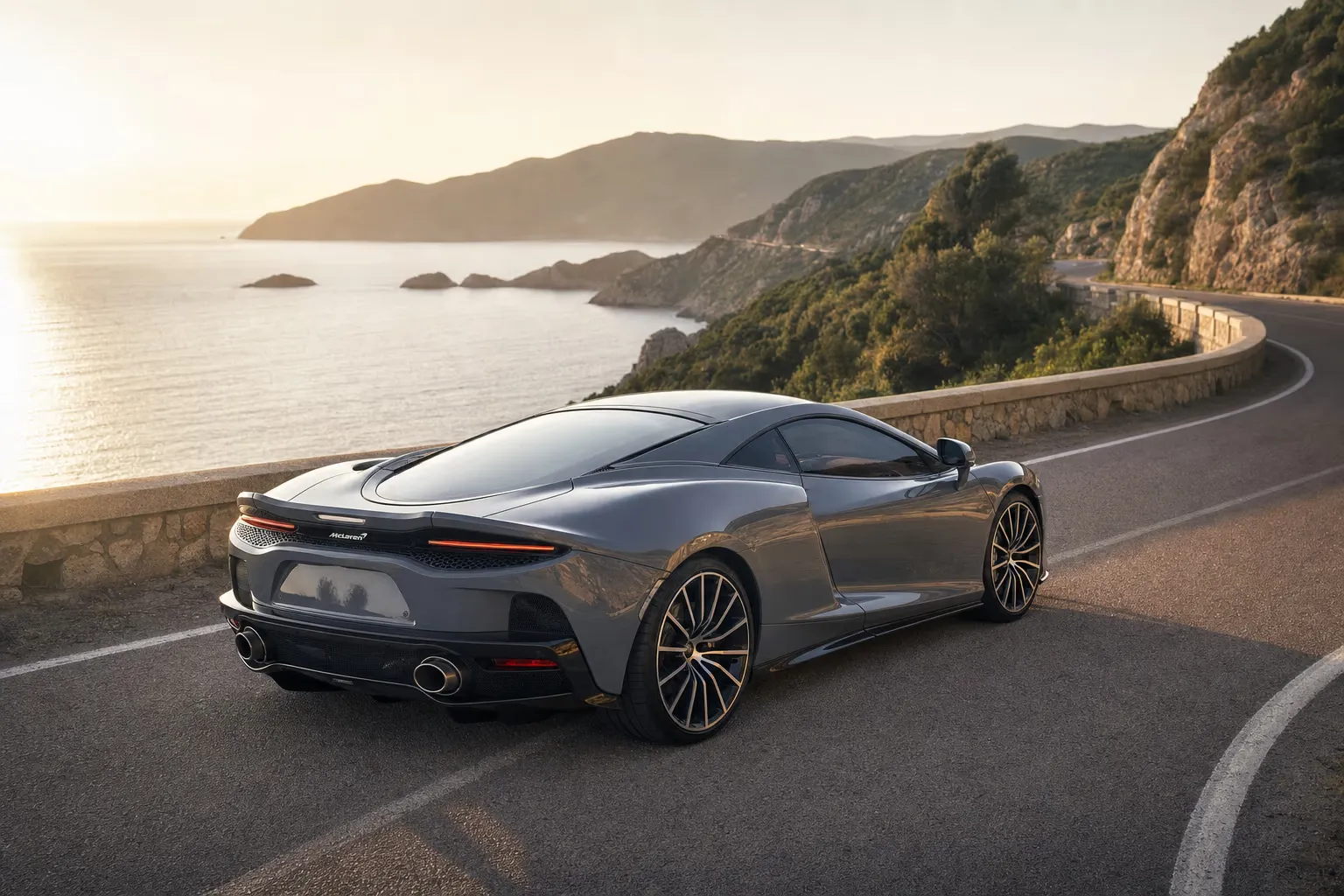 McLaren GTS su strada costiera in Sardegna