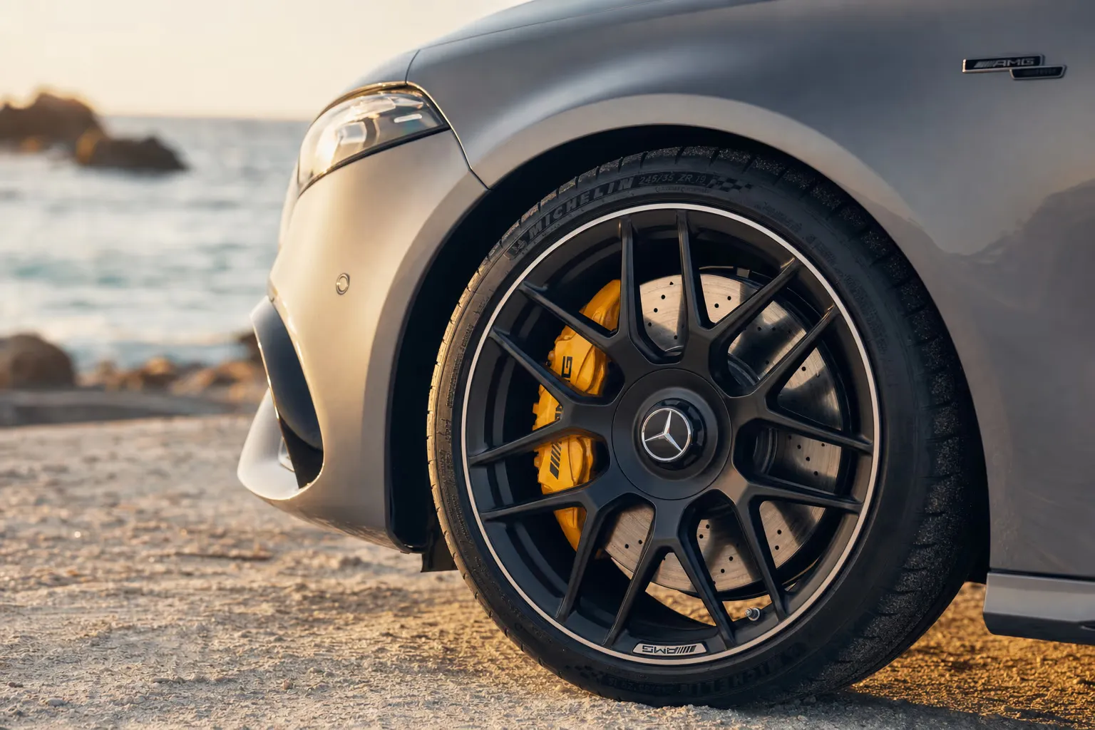 Dettaglio cerchio e pinza freno della Mercedes-AMG A 45 S