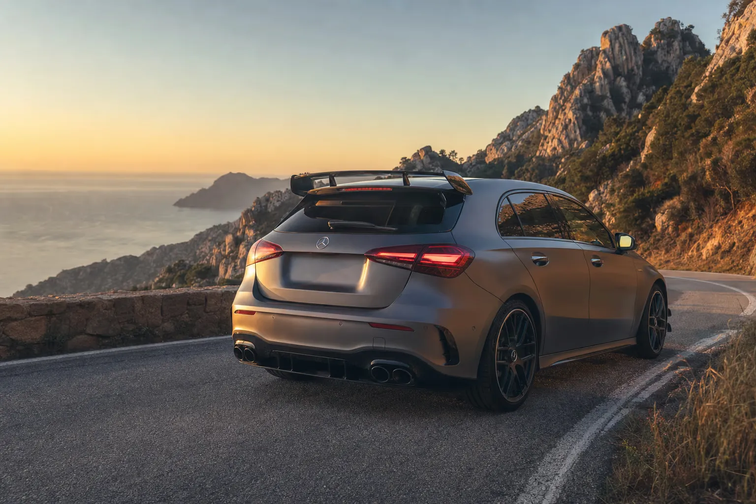 Mercedes-AMG A 45 S su strada costiera in Sardegna