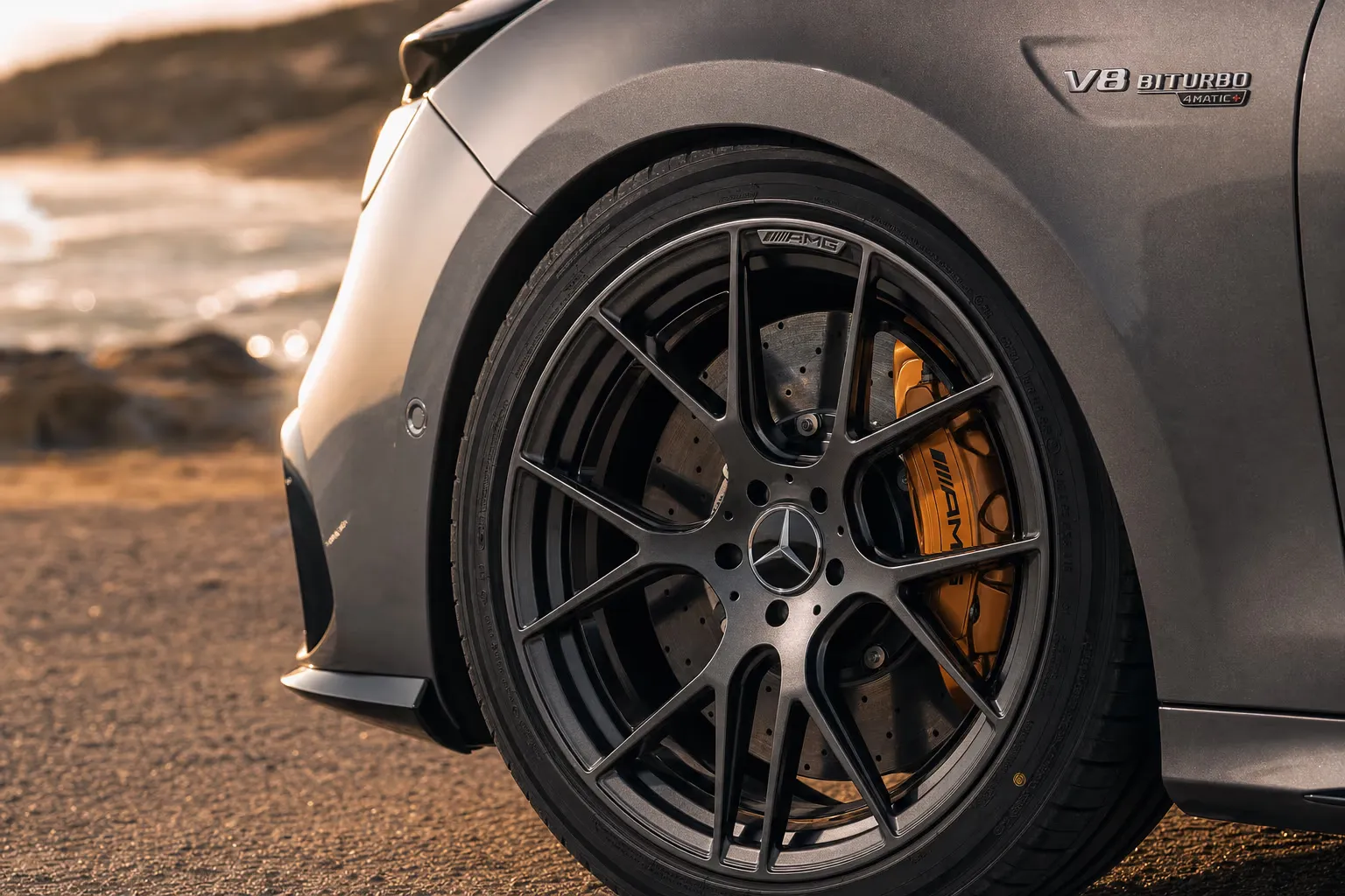 Dettaglio cerchio e pinza freno della Mercedes-AMG C 63 S