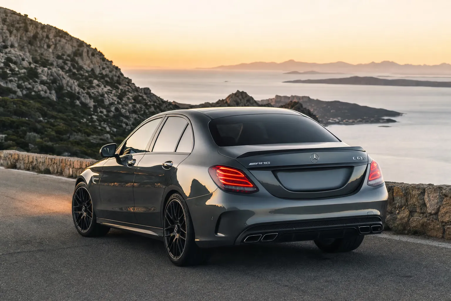 Mercedes-AMG C 63 S su strada costiera in Sardegna