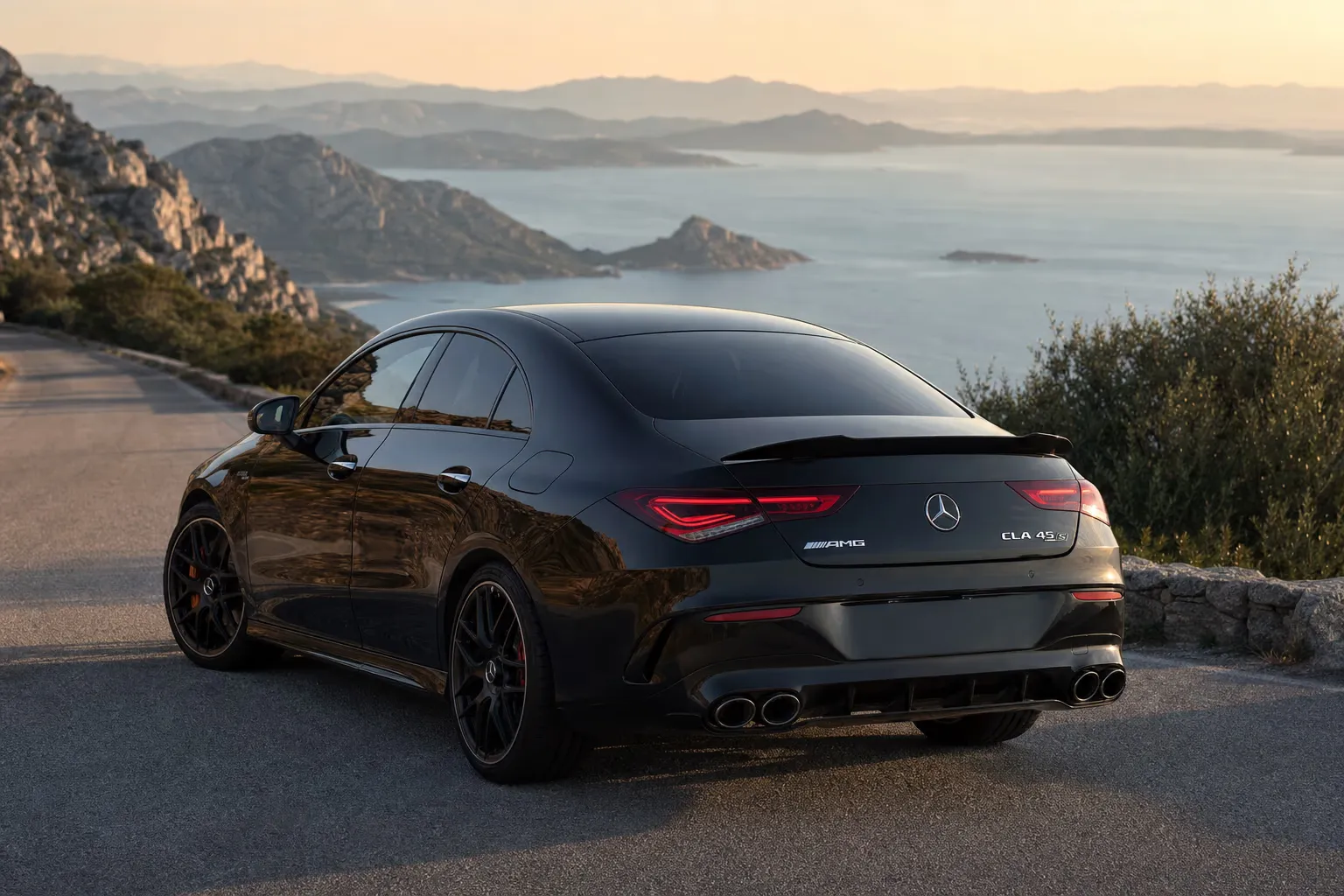 Mercedes-AMG CLA 45 S su strada costiera in Sardegna
